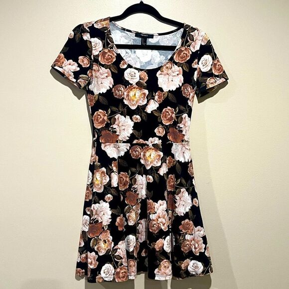 Forever 21 Dresses & Skirts - Forever 21 Rose Print Skater Dress - size S